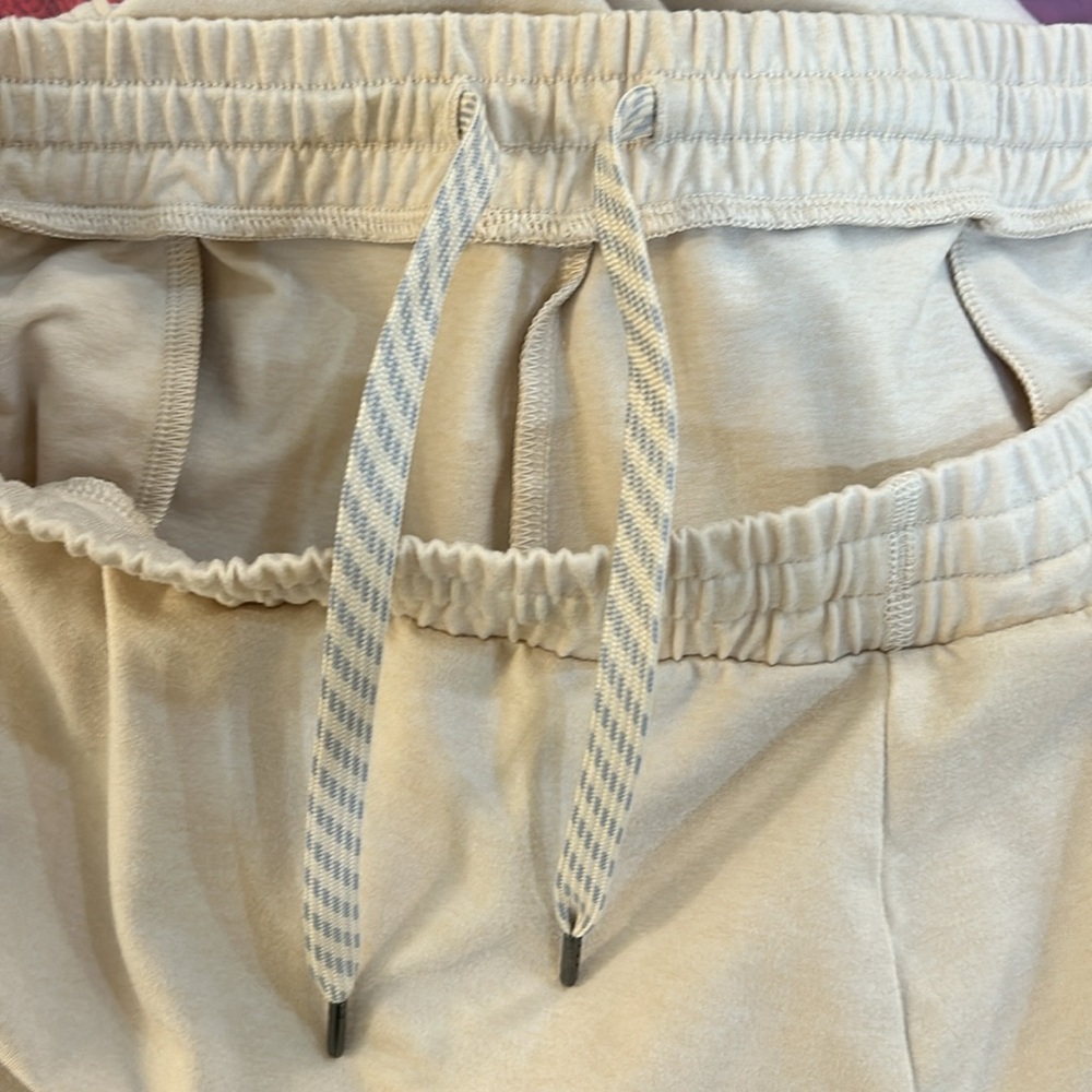 Vuori Joggers Size Large - Picture 15 of 16